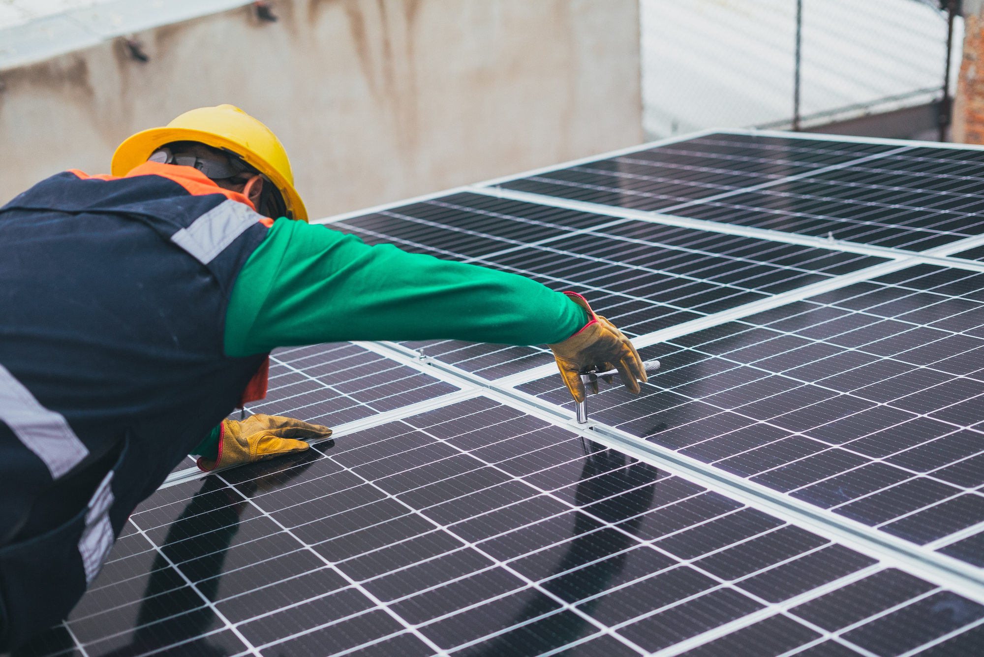 Rešeni pred zimo s solarni paneli in pečjo na pelete