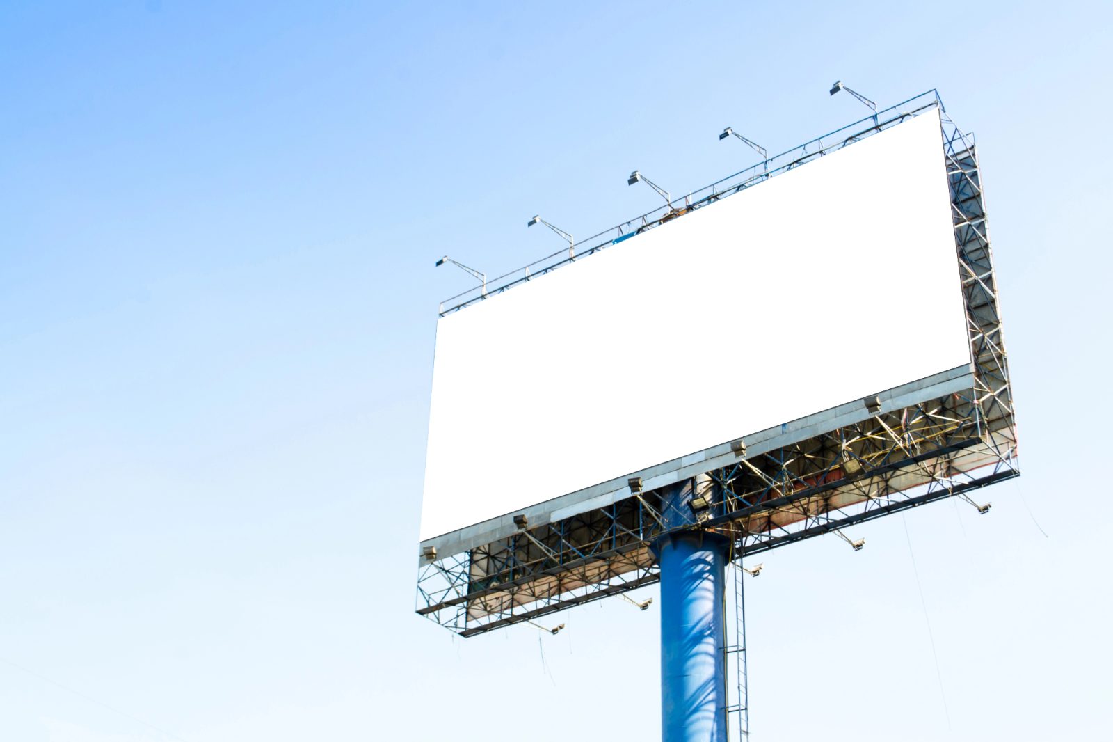 Veliki digitalni billboardi lahko zmotijo udeležence v prometu